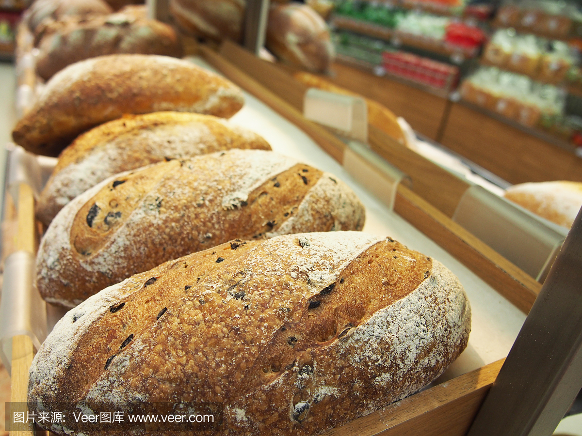 面包和小圆面包在面包店或面包房的货架上